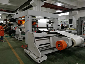 Безваловый размотчик с гидравлическим подъемником для выгрузки готовых рулонов