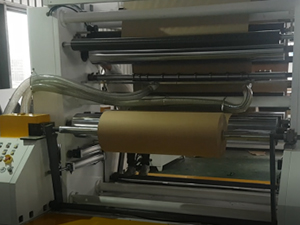 Регулятор натяжения намотки осуществляется двумя серводвигателями