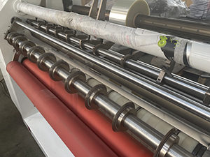 Секция резки с лезвийными ножами в стандартной комплекции (по желанию могут быть добавлены дисковые ножи)