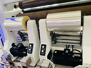 4 комплекта серводвигателей используются для привода системы намотки. ПЛК используется для обеспечения постоянного контроля натяжения