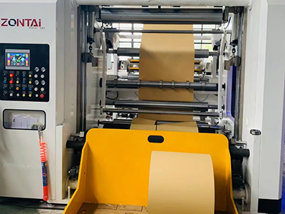 Станция перемотки с разгрузочным устройством, которое может подниматься для защиты рулонов во время работы