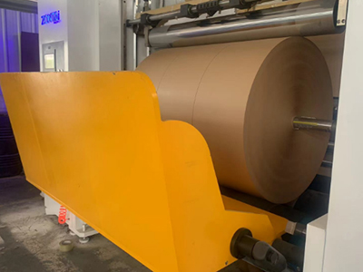 Станция перемотки с разгрузочным устройством, которое может подниматься для защиты рулонов во время работы