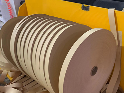 Станция перемотки с разгрузочным устройством, которое может подниматься для защиты рулонов во время работы