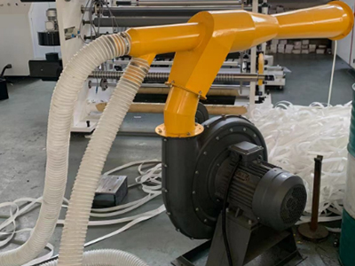 Устройство для обрезки с всасывающим вентилятором