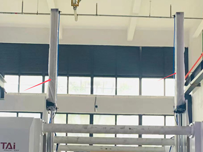 Стандартное управление прижимным валом осуществляется пневмоцилиндром, за замену его на гидравлическую систему взимается дополнительная плата