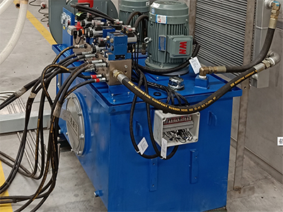 Стандартное управление прижимным валом осуществляется пневмоцилиндром, за замену его на гидравлическую систему взимается дополнительная плата