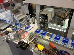 Склеивающая деталь с электромагнитным клапаном, игольчатым клапаном и насосом-дозатором расхода